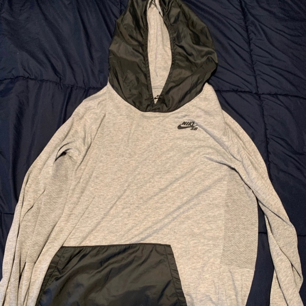 Light men’s Nike sweatshirt